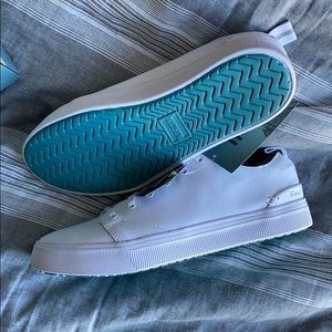 Toms TRVL low leather sneaker men’s 9 women’s 11